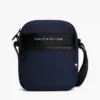 Bolso tipo reporterito con el logotipo de Tommy