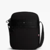 Bolso tipo reporterito con el logotipo de Tommy