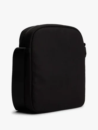 Bolso tipo reporterito con el logotipo de Tommy