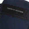 Bolso tipo reporterito con el logotipo de Tommy