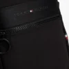 Bolso tipo reporterito con el logotipo de Tommy