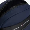 Bolso tipo reporterito con el logotipo de Tommy