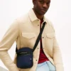 Bolso tipo reporterito con el logotipo de Tommy