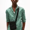Bolso tipo reporterito con el logotipo de Tommy