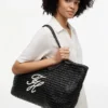 Bolso tote maxi de rafia con monograma en letra cursiva