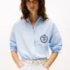 Camisa a rayas con logotipo del escudo y corte holgado Camisa a rayas con logotipo del escudo y corte holgado