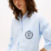 Camisa a rayas con logotipo del escudo y corte holgado Camisa a rayas con logotipo del escudo y corte holgado