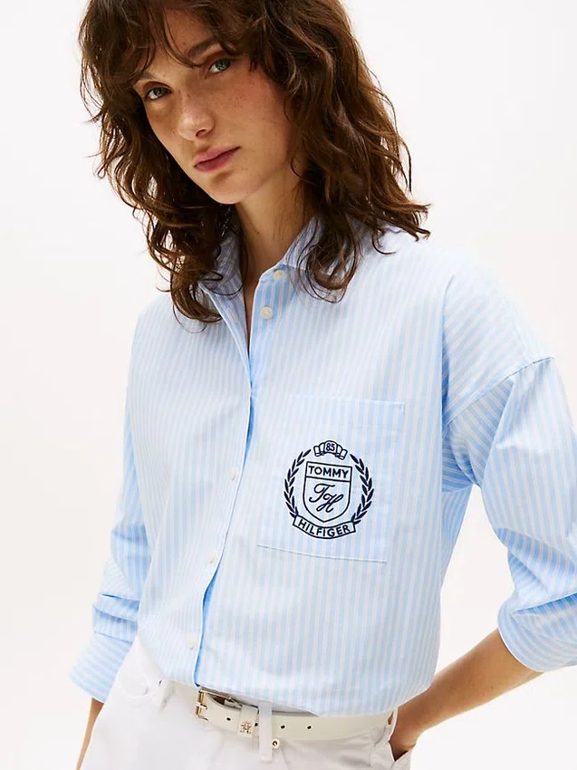 Camisa a rayas con logotipo del escudo y corte holgado Camisa a rayas con logotipo del escudo y corte holgado