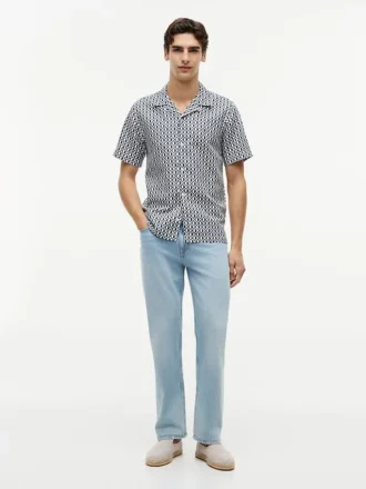 Camisa camp de corte regular con estampado solar