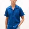 Camisa camp de corte regular en mezcla de lino Camisa camp de corte regular en mezcla de lino