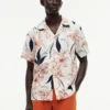 Camisa camp de lino con estampado floral y corte regular Camisa camp de lino con estampado floral y corte regular