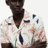 Camisa camp de lino con estampado floral y corte regular Camisa camp de lino con estampado floral y corte regular