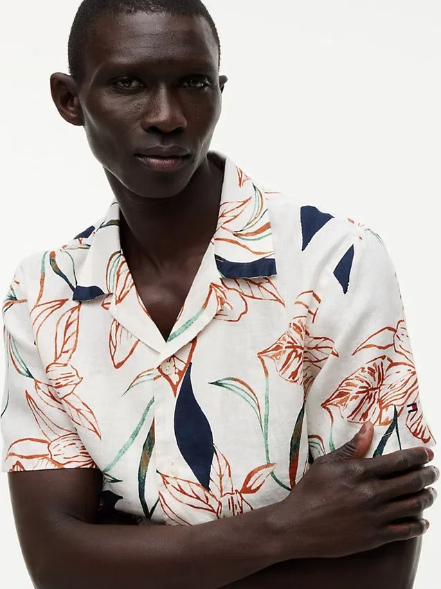 Camisa camp de lino con estampado floral y corte regular Camisa camp de lino con estampado floral y corte regular