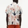 Camisa camp de lino con estampado floral y corte regular Camisa camp de lino con estampado floral y corte regular