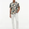 Camisa campestre de corte regular con estampado floral tropical