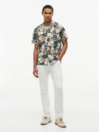 Camisa campestre de corte regular con estampado floral tropical