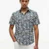 Camisa con estampado de hojas de palmera y tacto de papel