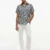 Camisa con estampado de hojas de palmera y tacto de papel