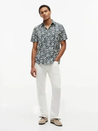 Camisa con estampado de hojas de palmera y tacto de papel
