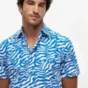 Camisa con estampado de hojas de palmera y tacto de papel