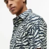 Camisa con estampado de hojas de palmera y tacto de papel