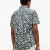 Camisa con estampado de hojas de palmera y tacto de papel