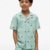 Camisa de campamento a rayas con logotipo monograma para niño Camisa de campamento a rayas con logotipo monograma para niño