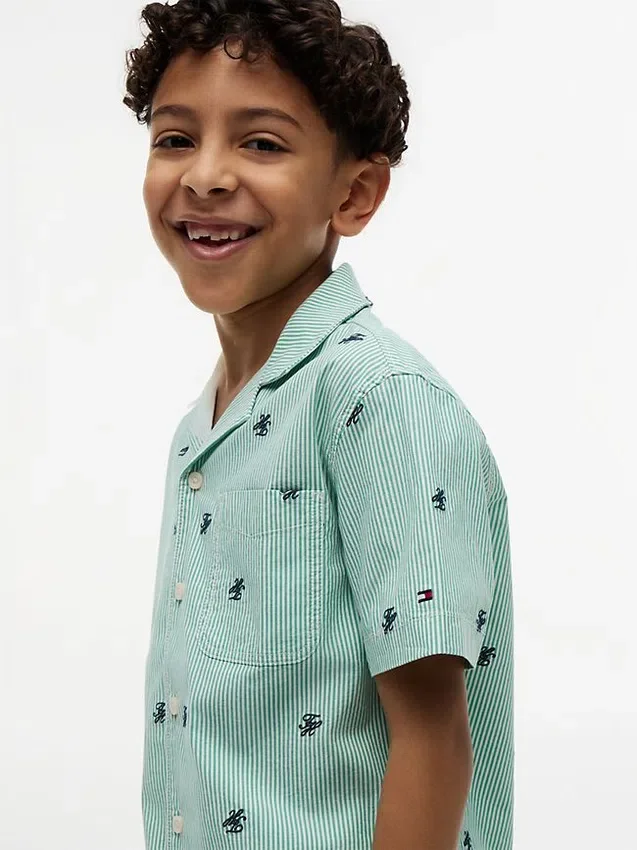Camisa de campamento a rayas con logotipo monograma para niño Camisa de campamento a rayas con logotipo monograma para niño