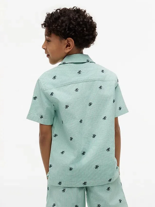 Camisa de campamento a rayas con logotipo monograma para niño Camisa de campamento a rayas con logotipo monograma para niño