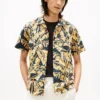Camisa de campamento con estampado de hojas de palmera y tacto de papel