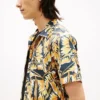Camisa de campamento con estampado de hojas de palmera y tacto de papel