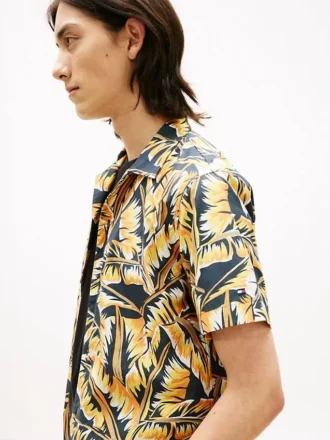 Camisa de campamento con estampado de hojas de palmera y tacto de papel