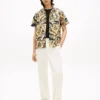 Camisa de campamento con estampado de hojas de palmera y tacto de papel