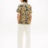 Camisa de campamento con estampado de hojas de palmera y tacto de papel