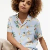 Camisa de campamento con estampado floral para niño
