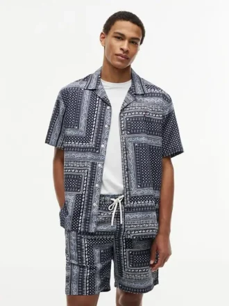 Camisa de campamento con patchwork de bandana y corte clásico