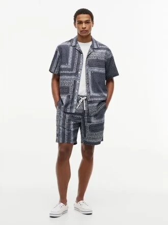 Camisa de campamento con patchwork de bandana y corte clásico
