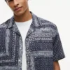 Camisa de campamento con patchwork de bandana y corte clásico