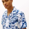 Camisa de lino con estampado tropical Camisa de lino con estampado tropical