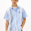 Camisa de rayas de tejido dobby de corte holgado de Tommy Jeans Camisa de rayas de tejido dobby de corte holgado de Tommy Jeans