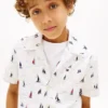 Camisa elástica con estampado náutico para niño