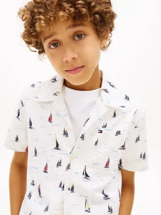 Camisa elástica con estampado náutico para niño