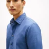 Camisa Oxford teñida en prenda de corte regular Camisa Oxford teñida en prenda de corte regular