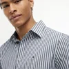 Camisa TH Performance de corte regular a rayas Camisa TH Performance de corte regular a rayas