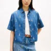 Camisa vaquera de corte holgado con escudo bordado