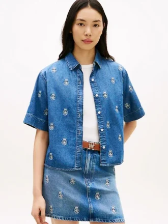 Camisa vaquera de corte holgado con escudo bordado