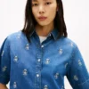 Camisa vaquera de corte holgado con escudo bordado