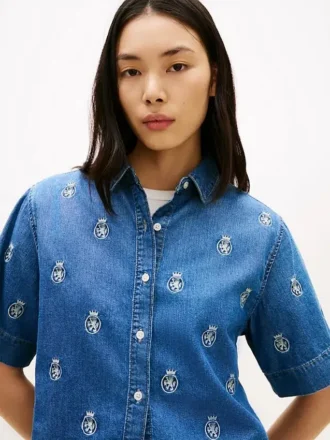 Camisa vaquera de corte holgado con escudo bordado