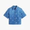 Camisa vaquera de corte holgado con escudo bordado