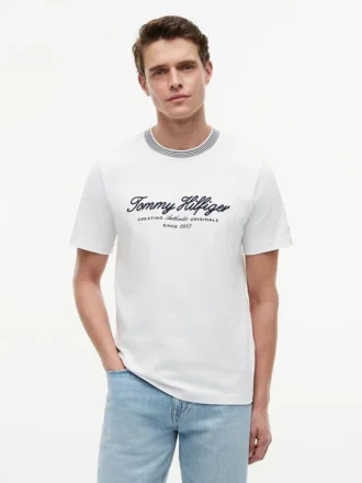 Camiseta a rayas con logotipo náutico
